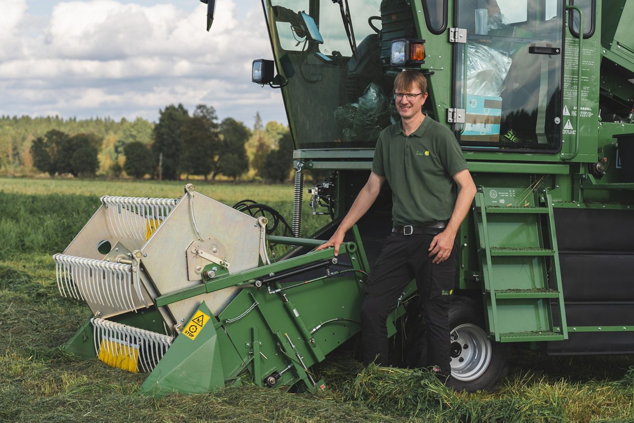 Lantbrukare framför en maskin.
