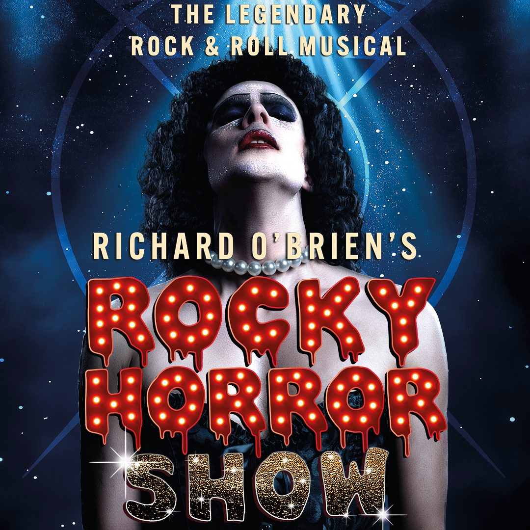 En skådespelare med smink vänder huvudet uppåt med slutna ögon.