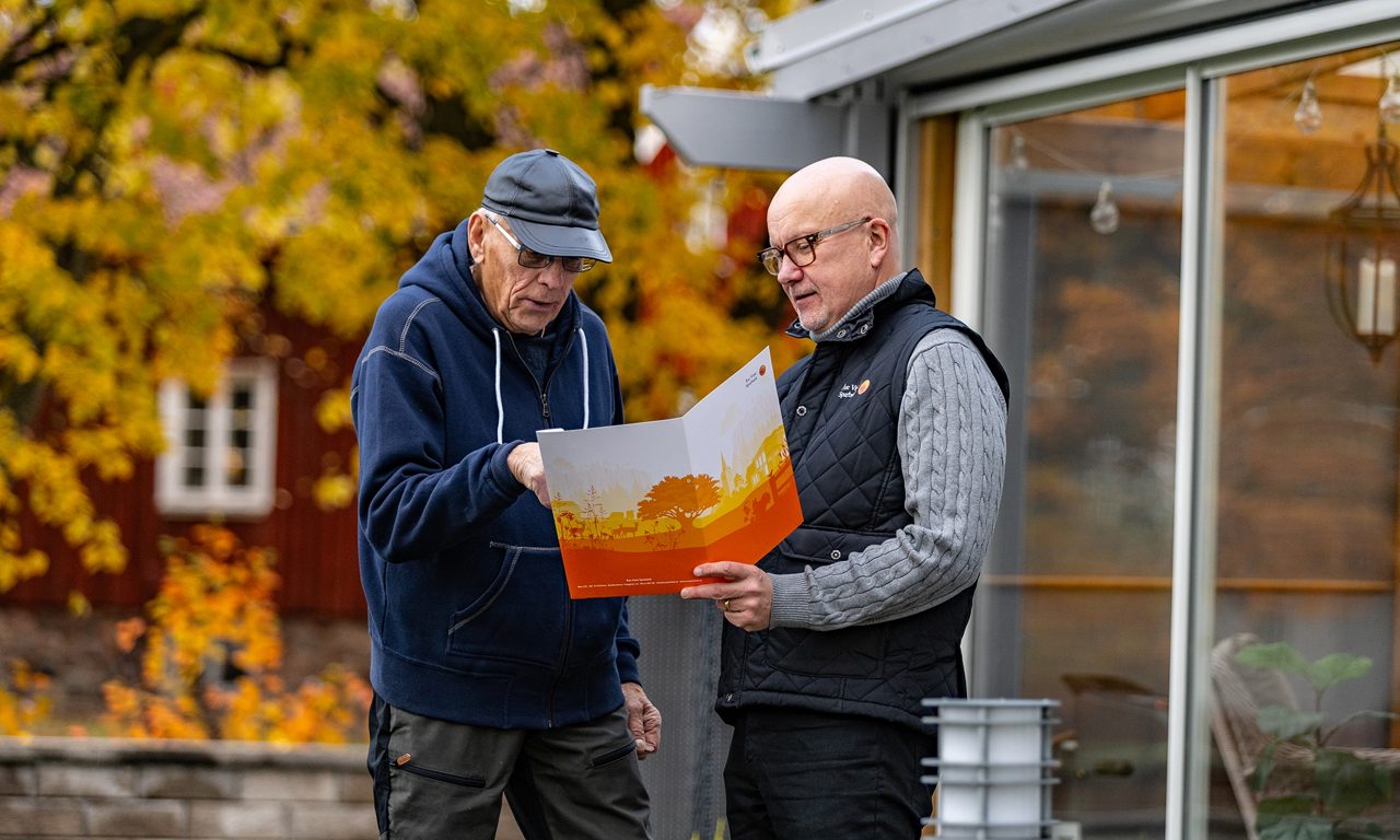 Två män kollar i ett block utomhus