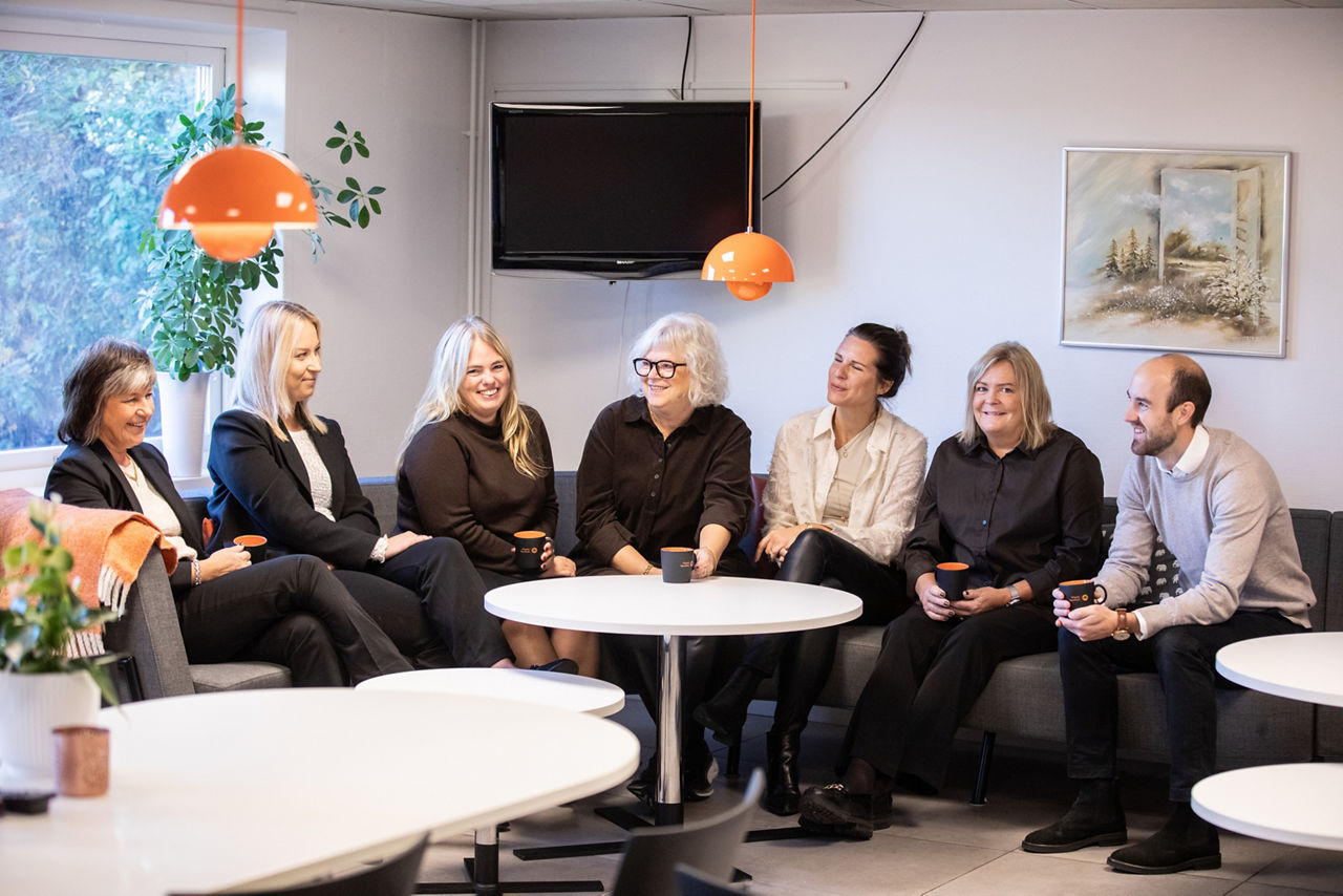 Privatrådgivargruppen sitter i soffan och pratar