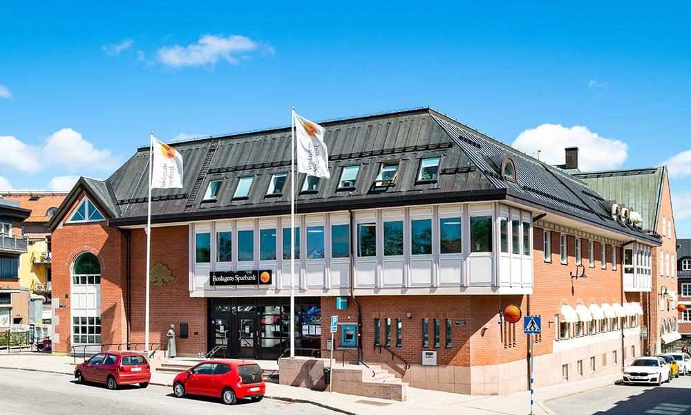 Vacker vy över Norrtälje stadskärna och ån som rinner genom staden