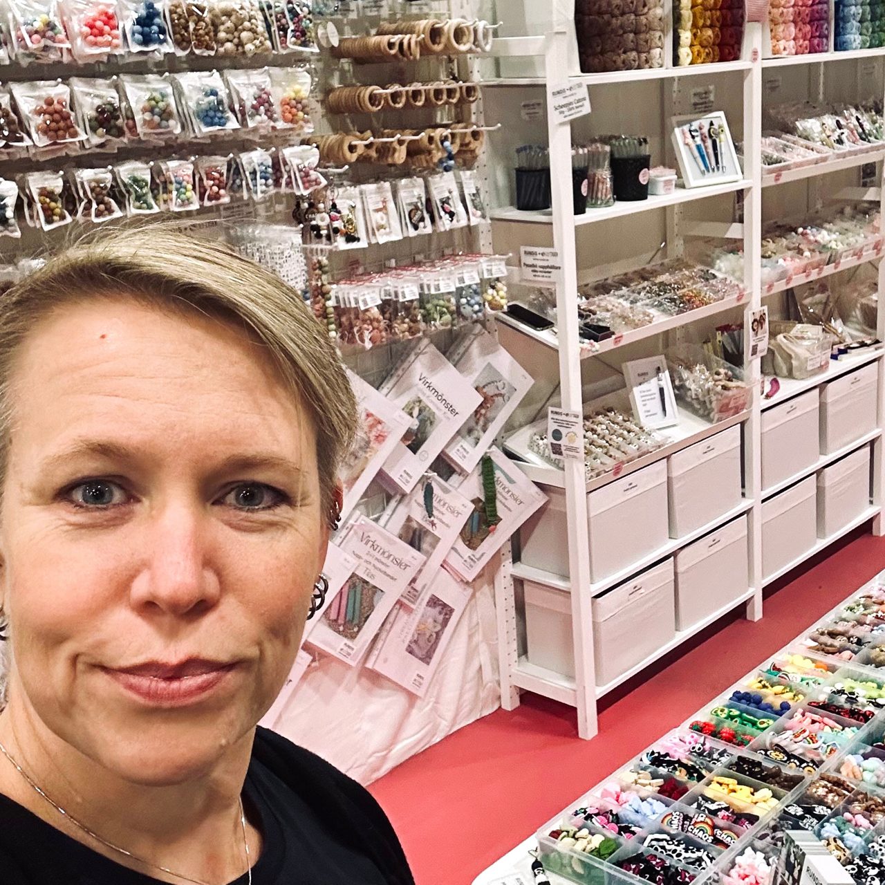 Stefani tittar in i kameran och i bakgrunden syns pyssel och pärlor