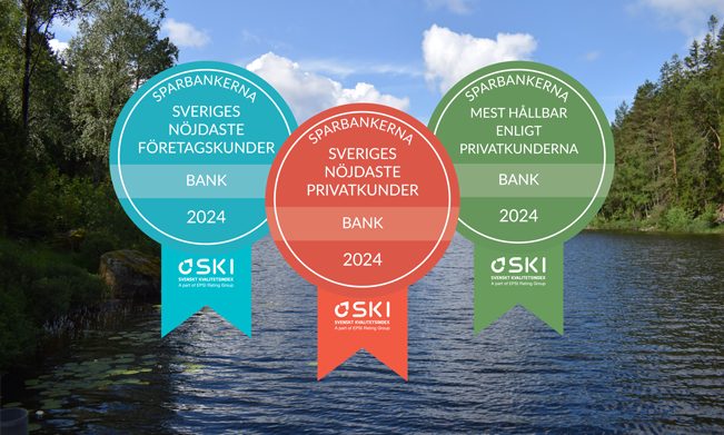 Tre medaljer från SKI till Sparbankerna. En blå med texten "Sveriges nöjdaste företagskunder bank 2024", en röd med texten "Sveriges nöjdaste privatkunder bank 2024" och en grön med texten "Mest hållbar enligt privatkunderna bank 2024"