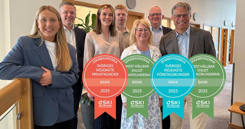 SkI medaljerna på en bild med bankpersonal