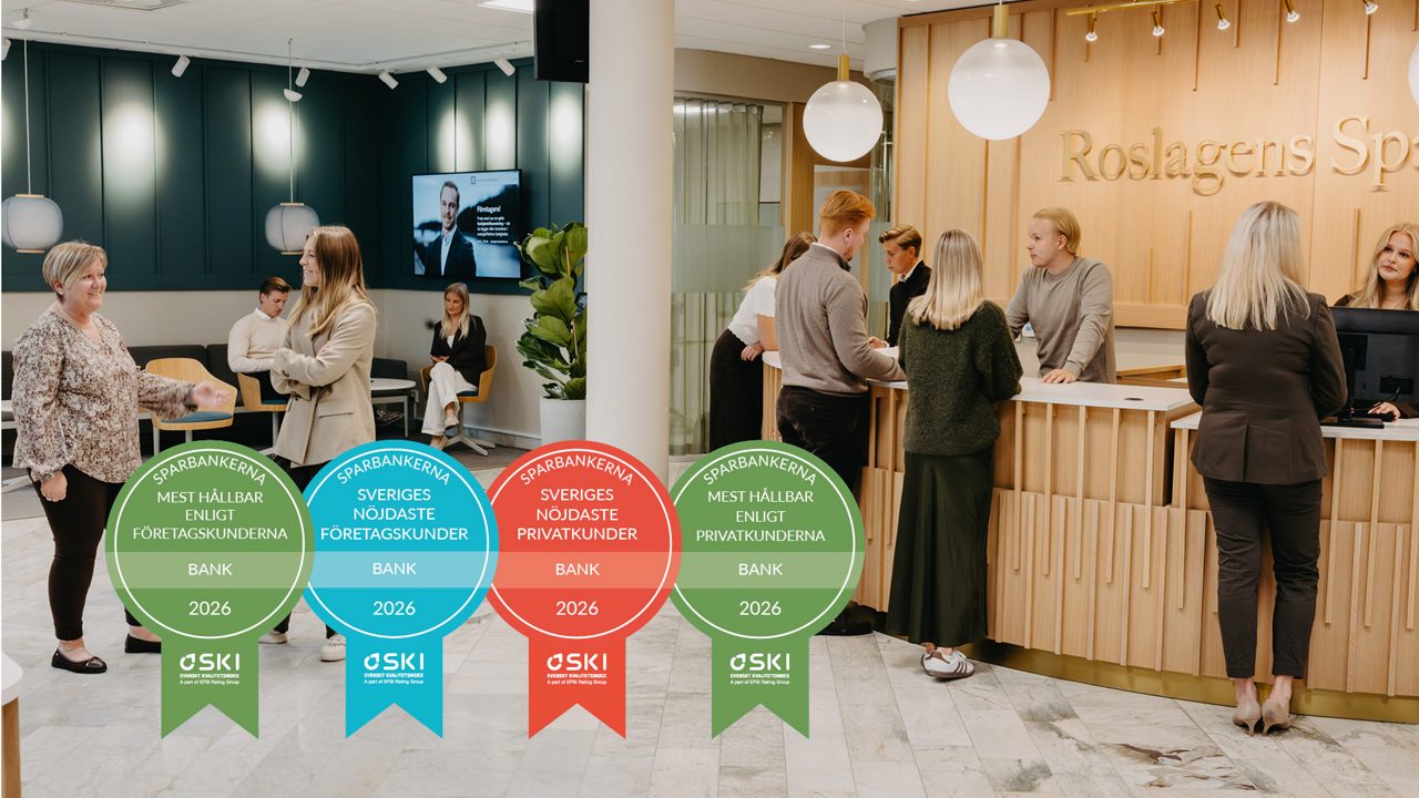 Kunder och medarbetare på Roslagens Sparbanks kontor, med fyra utmärkelser från Svenskt Kvalitetsindex (SKI) i förgrunden.