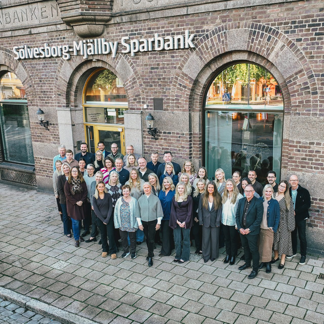 Sparbankens medarbetare står utanför huvudentrén