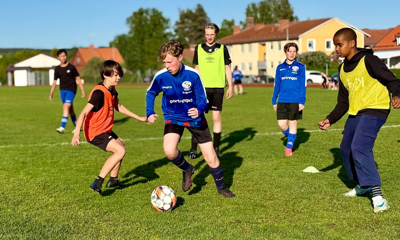 Träningsmatch med Säters IF. Pojkar spelar fotboll tillsammans.
