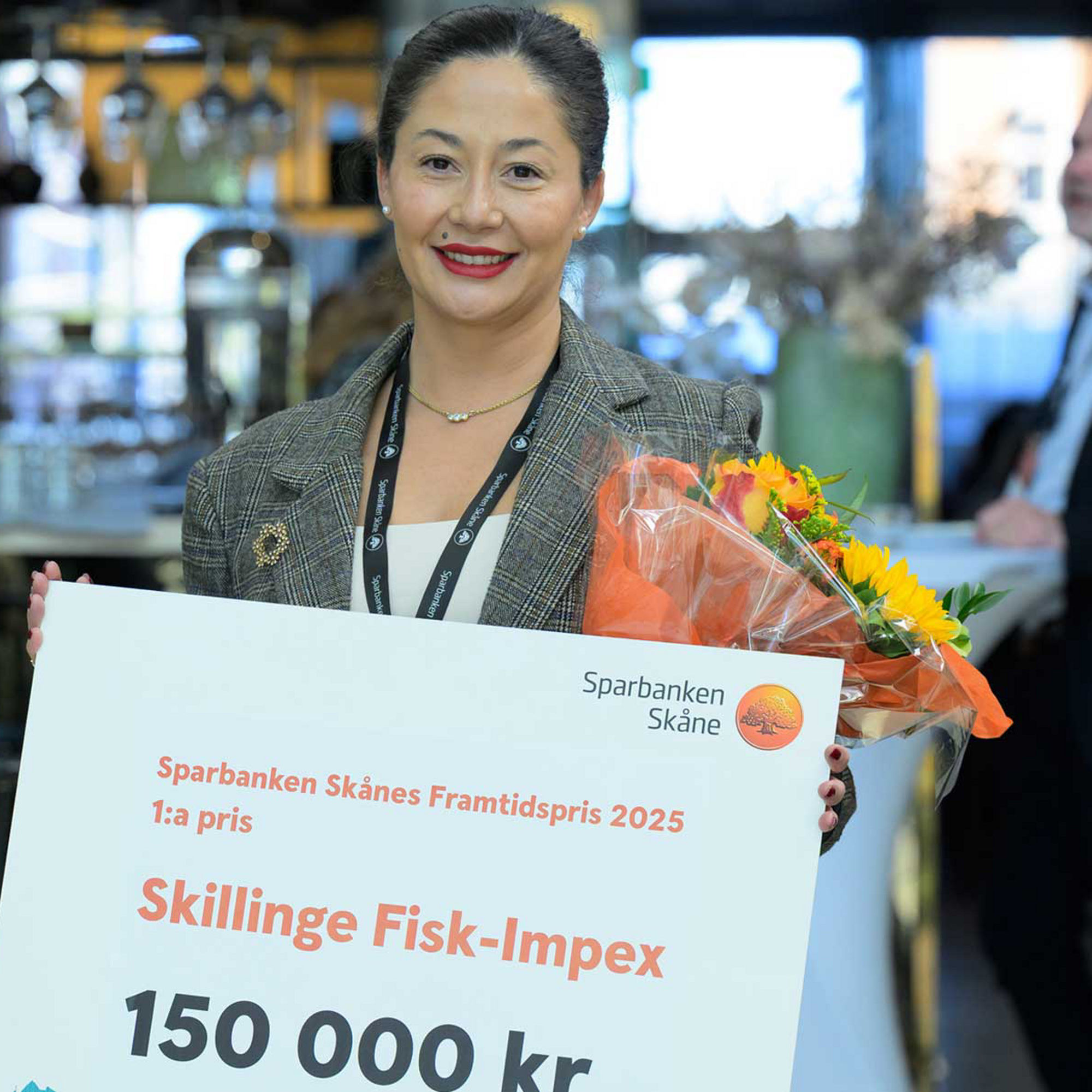 Sofia von Scheéle-Ekström på Skillinge Fisk-Impex håller en bankcheck.