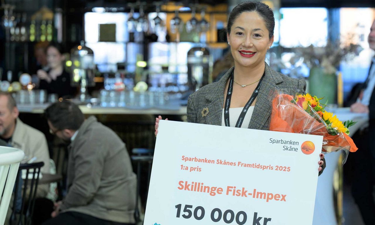 Sofia von Scheéle-Ekström på Skillinge Fisk-Impex håller en bankcheck.