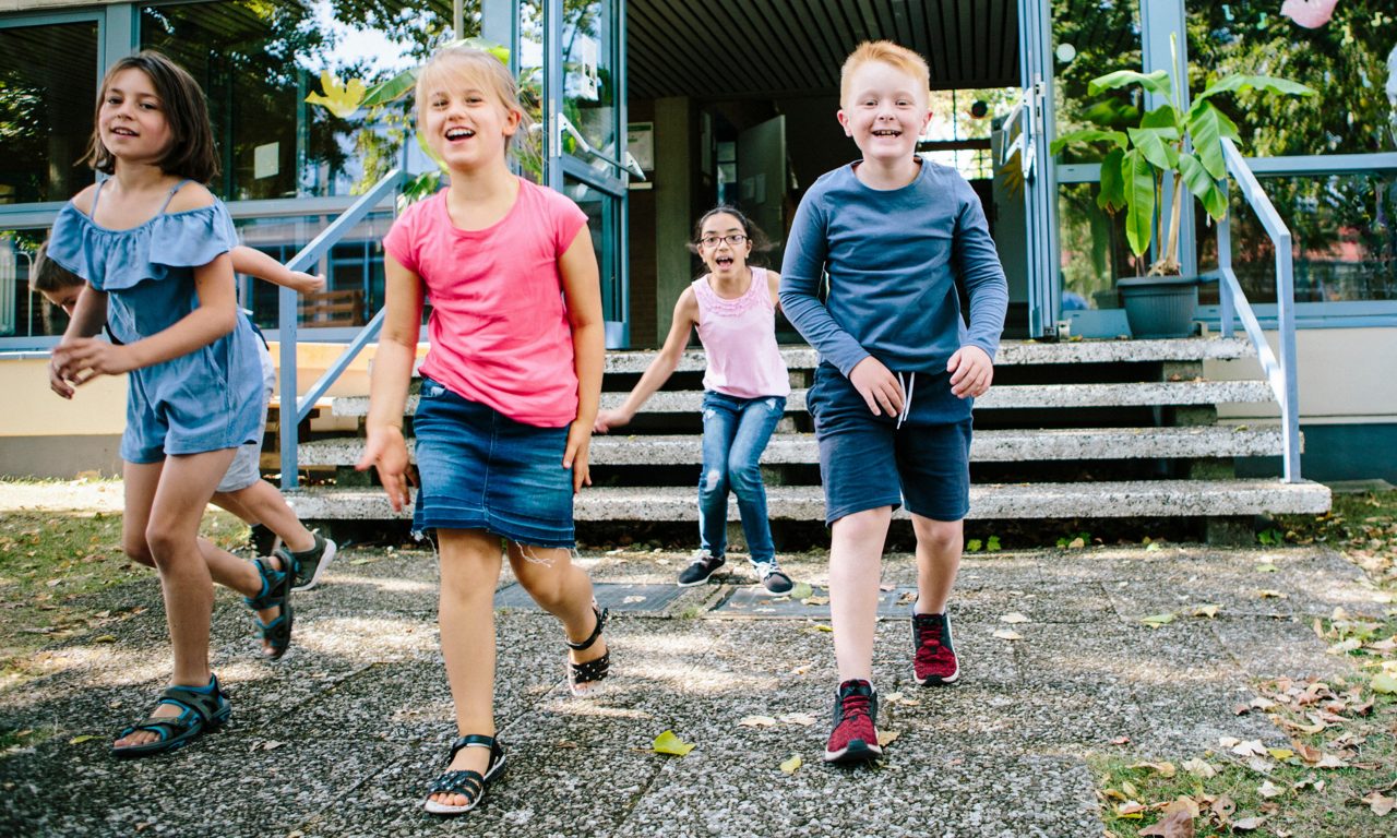 fyra barn som kommer gående mot dig