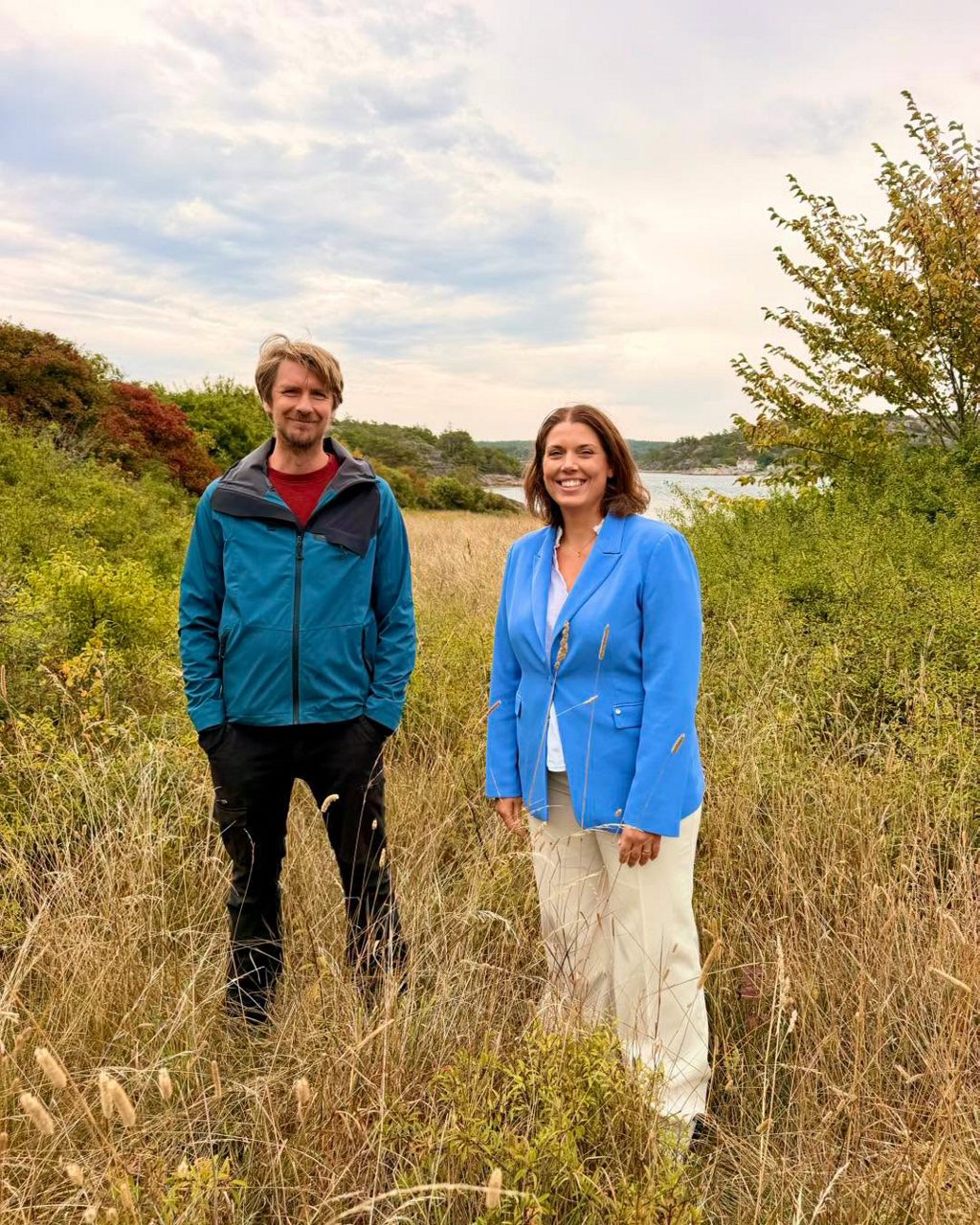Petter Öhnell från Slåtterverket tillsammans med Meléne Ljungberg, VD på Sparbanken Tanum