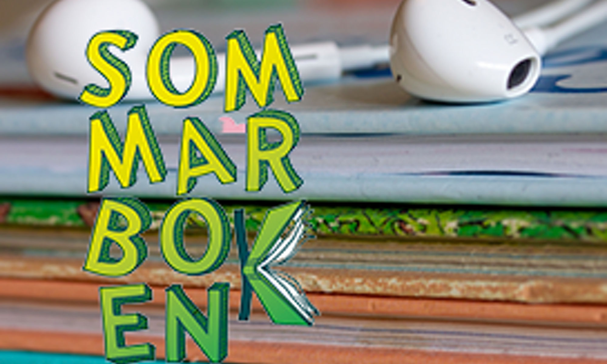texten sommarboken med böcker och ett par hörlurar i bakgrunden