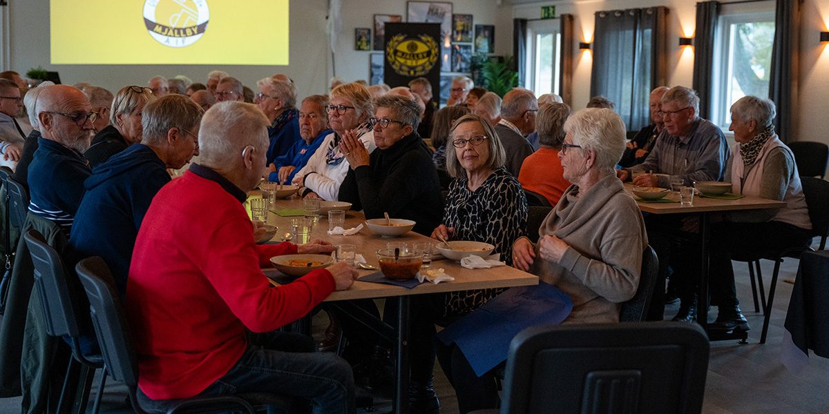 Seniorer samlade vid en sopplunch i MAIF:s klubbstuga