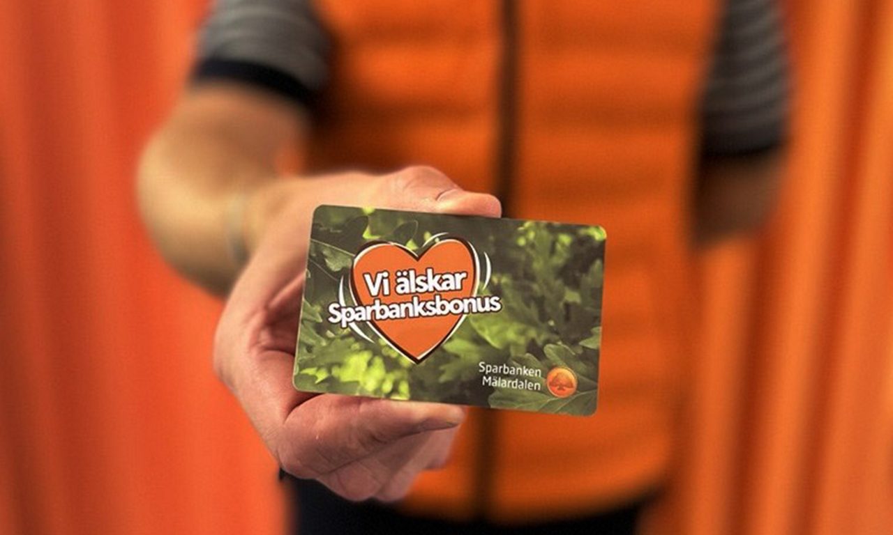 Hand som håller i kort Sparbanksbonus