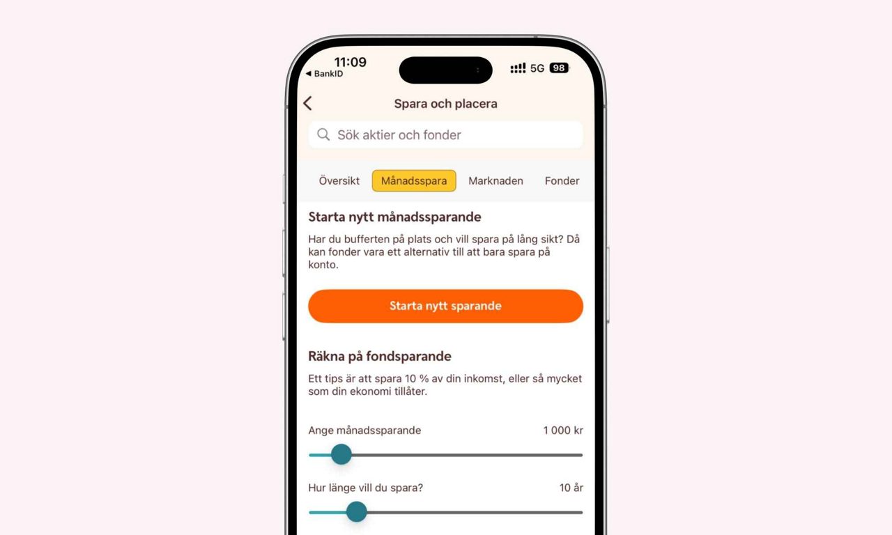 Mobilskärm visar funktionen, steg två, för att starta och beräkna månadssparande i bankappen.