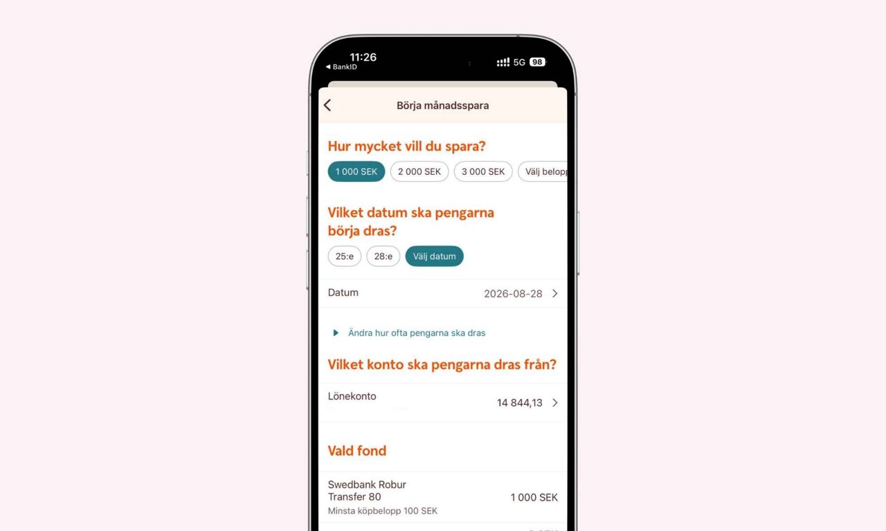 Mobilskärm visar steg fem i funktionen för att starta och beräkna månadssparande i bankappen.