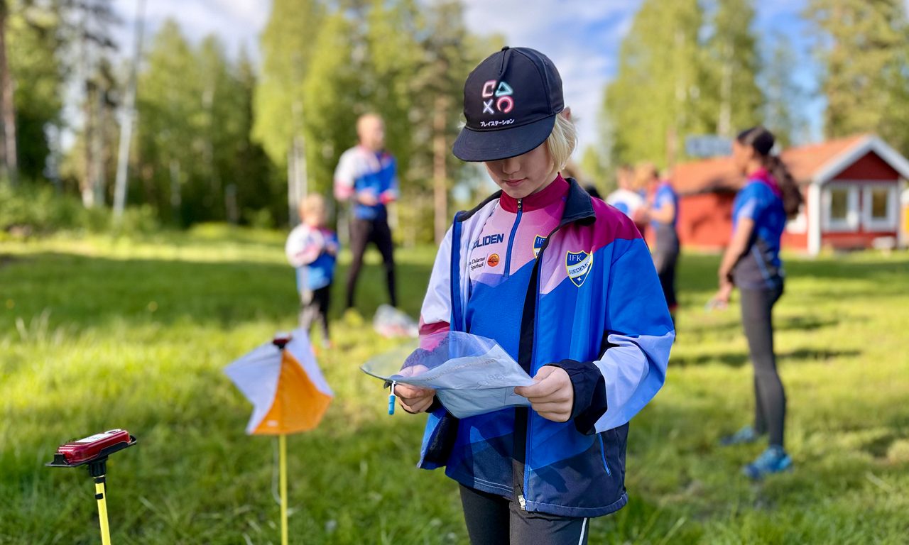 Ett barn orienterar och läser en karta