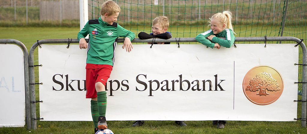 barn snackar under fotbollsträning