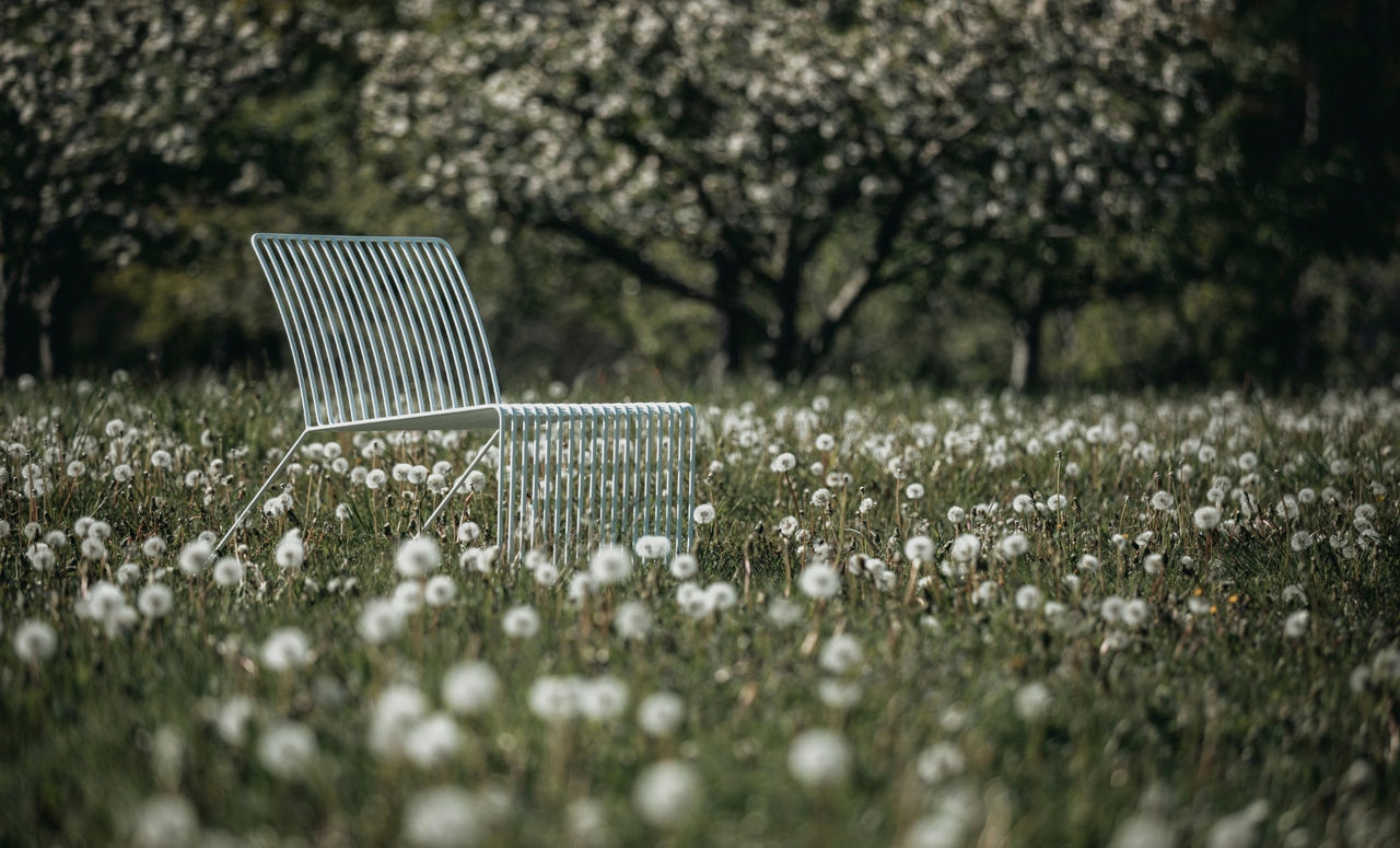 Vit loungestol i grön natur