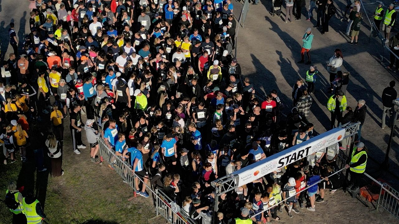 Fullt med motionärer i startfållan Bankvarvet