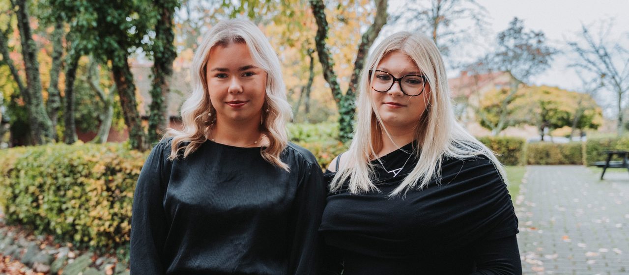 Thyra och Tyra på Furulundsgymnasiets skolgård