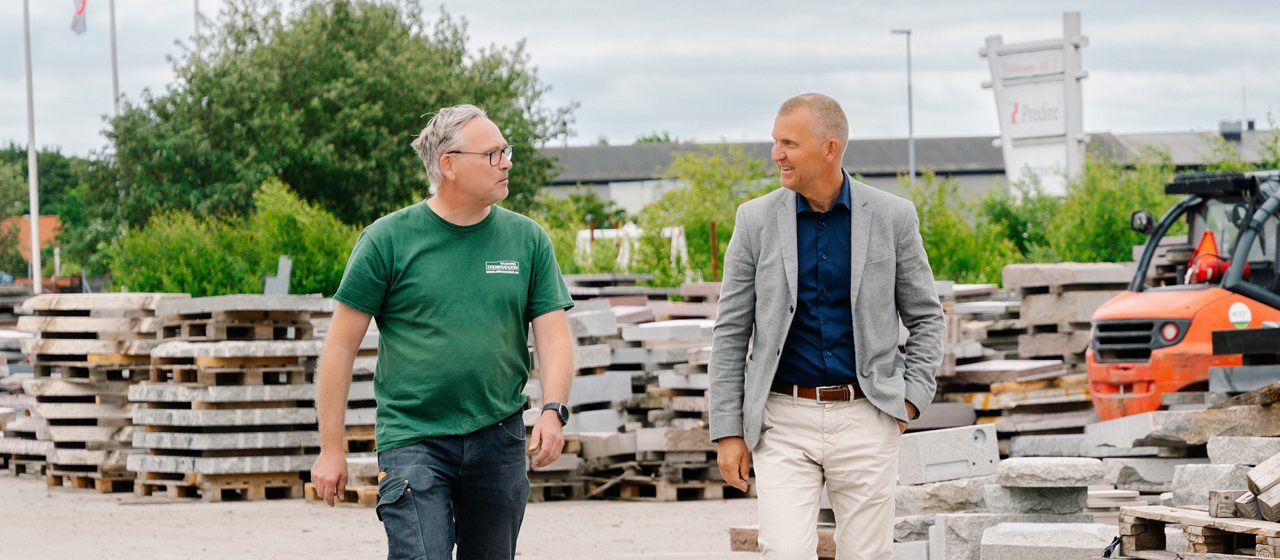Niklas och Henric promenerar mot kameran på stenhuggeriets gård