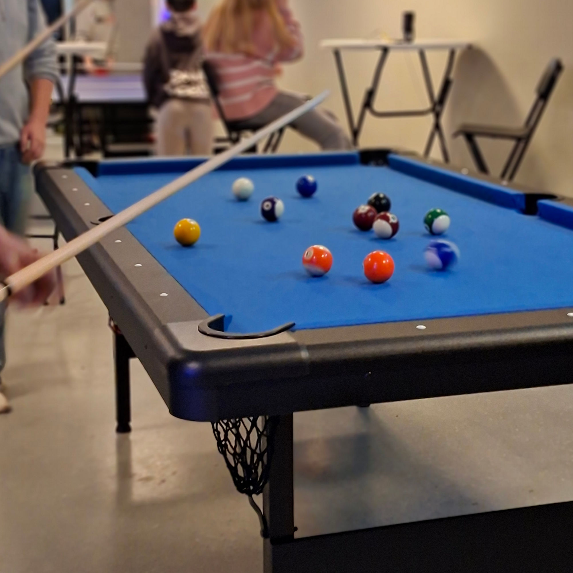 Bilder från ungdomsgården på Strandbackens Folkpark i Dala-Floda.
