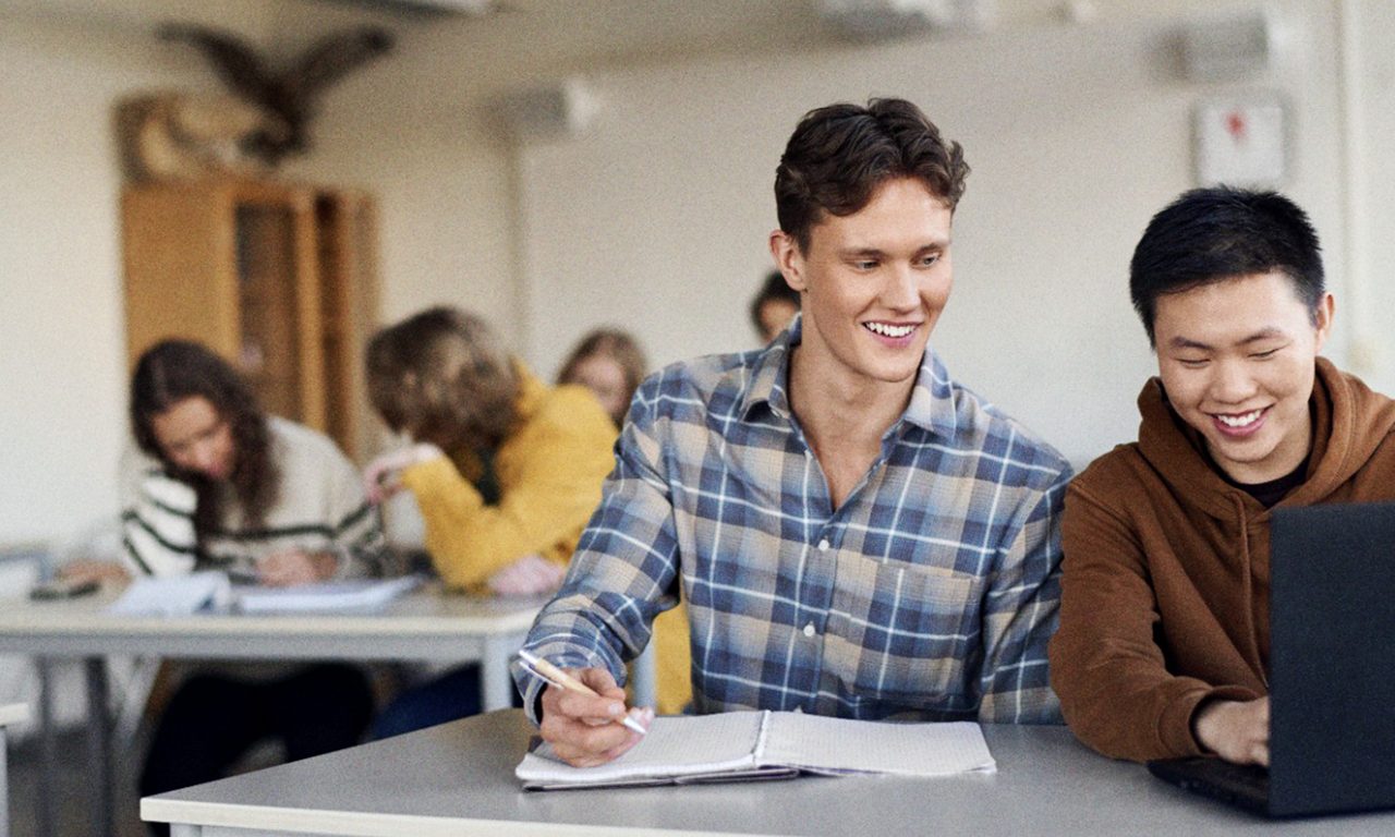 Studenterna sitter och pluggar