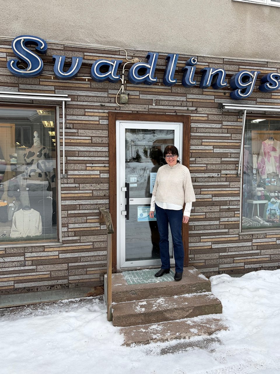 Carina står på trappan utanför sin butik i Bjursås