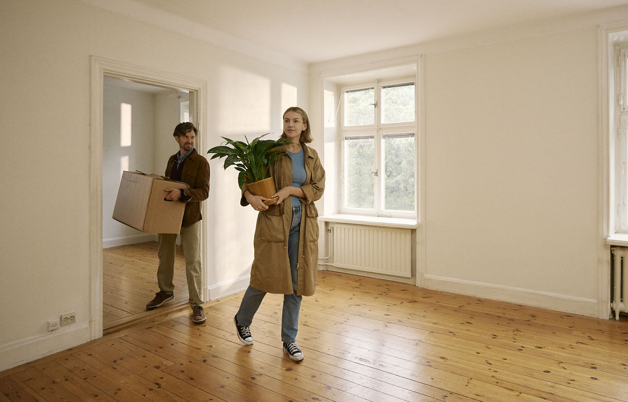 Ett par i en lägenhet