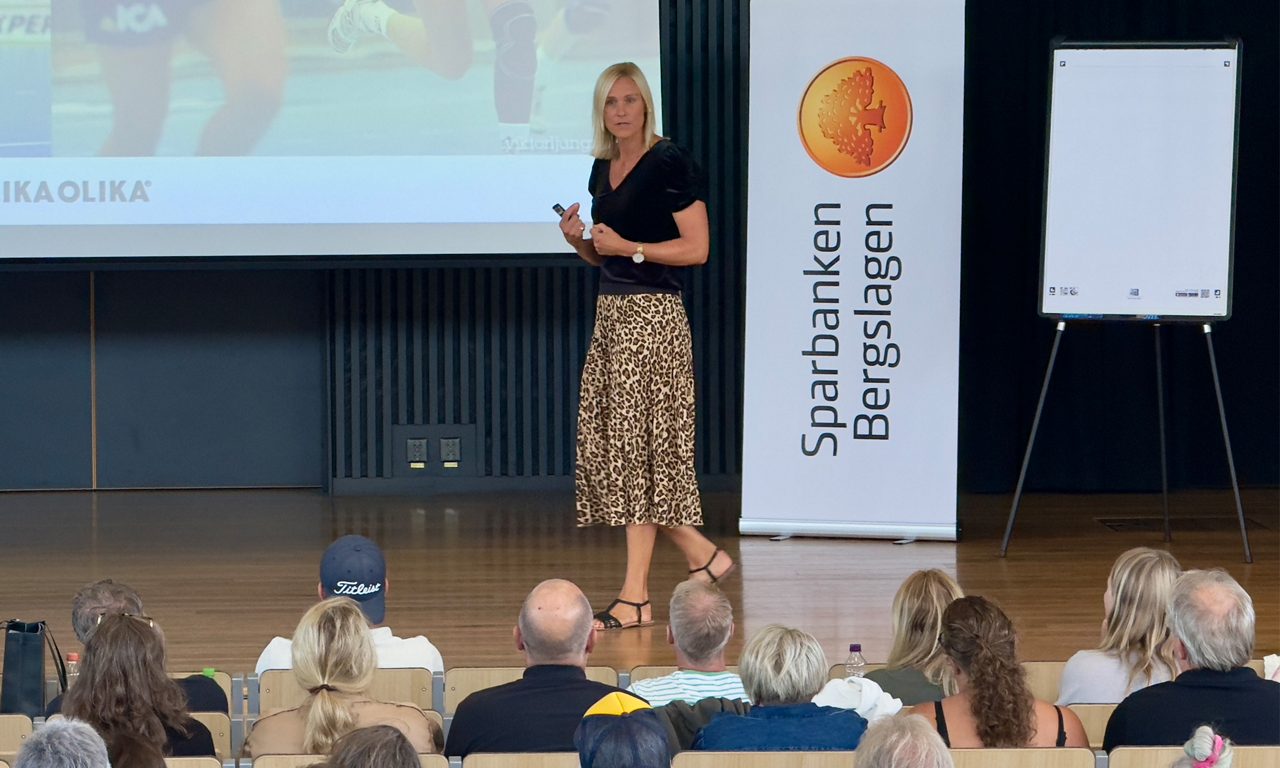 Therese Wallert står och talar på en scen.