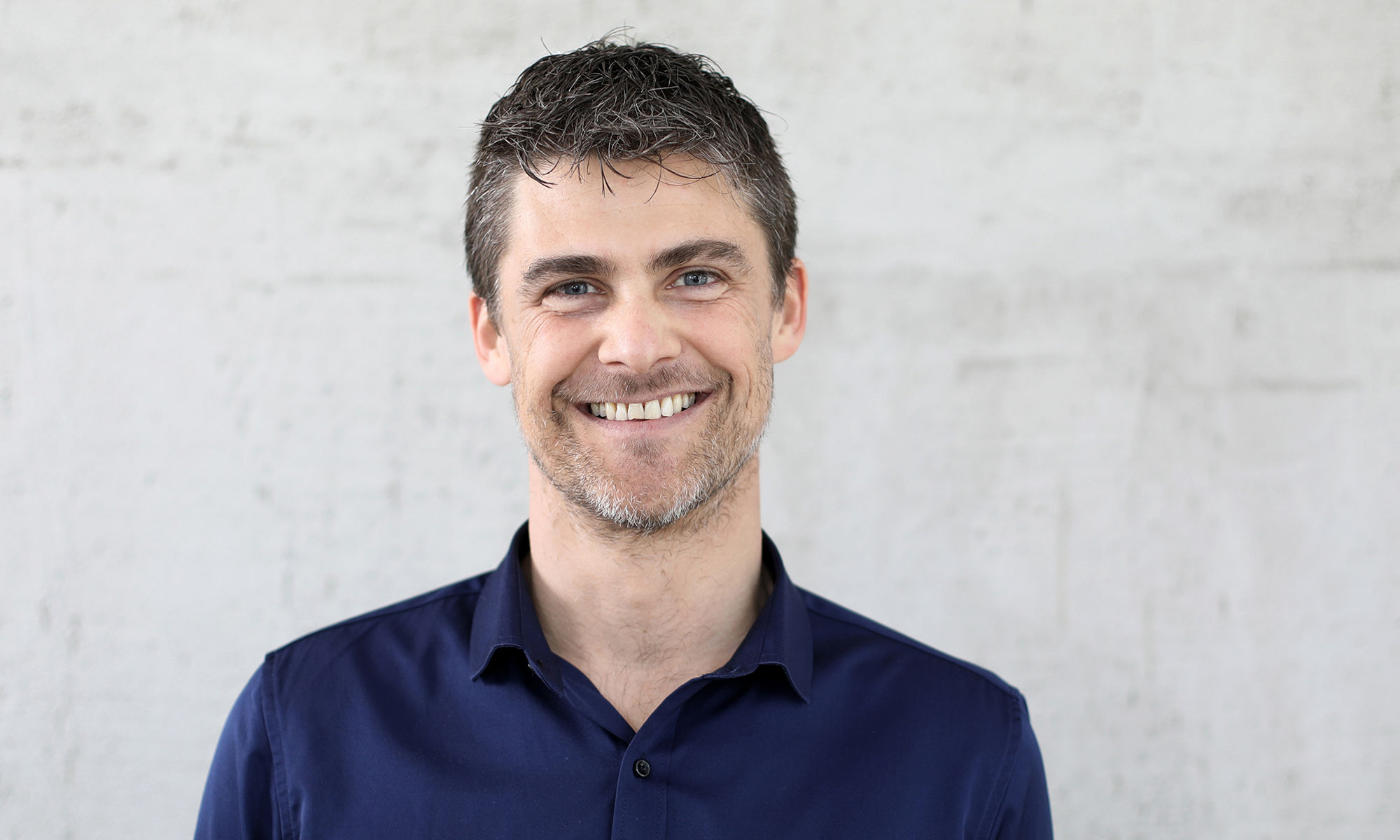 Tobias Ljung närbild grå bakgrund