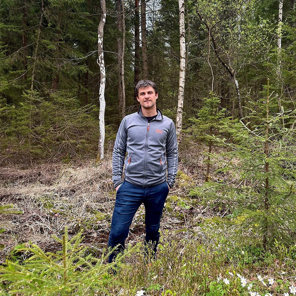 Tobias står i skogen