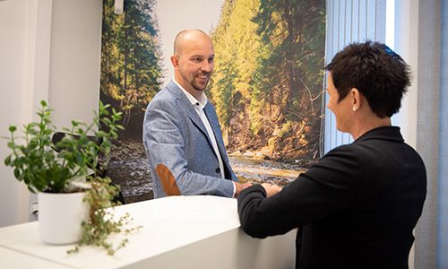 Två kollegor står vid en disk och pratar