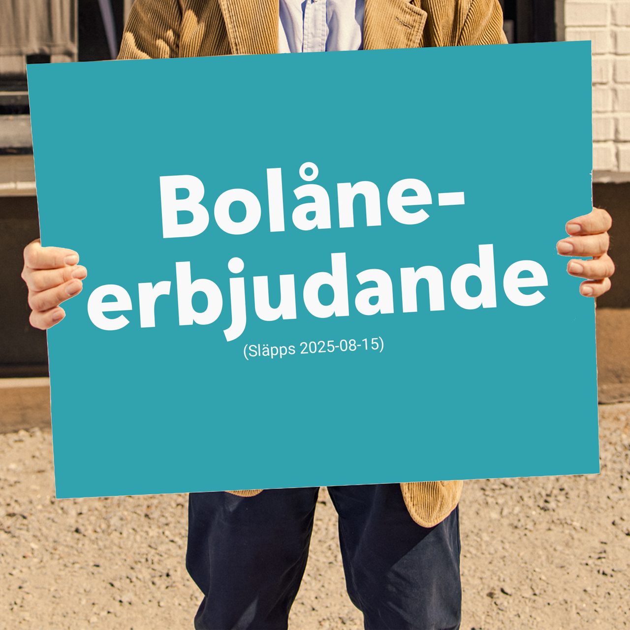 Man i kavaj håller ett plakat som det står bolåneerbjudande på