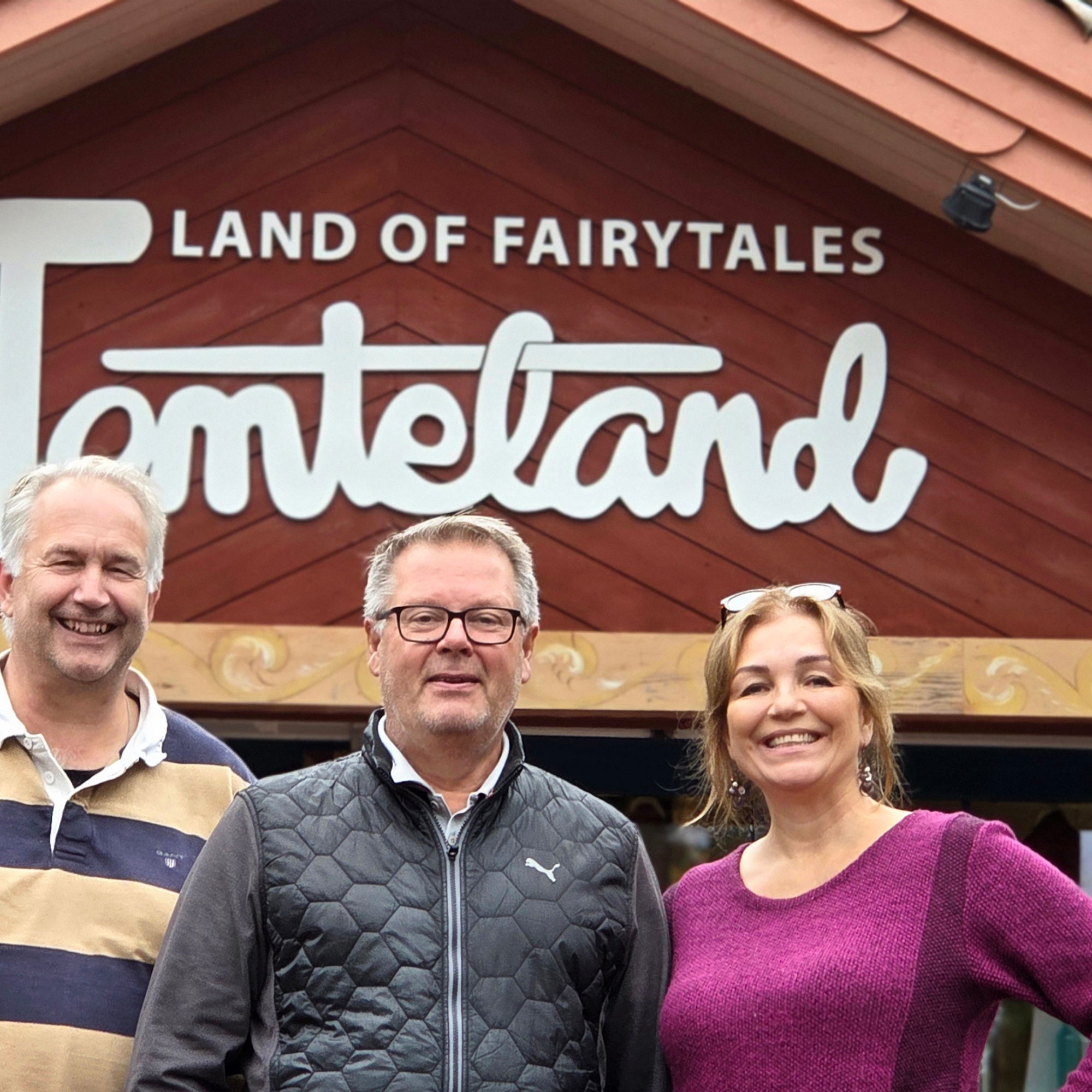 Tommy och Camilla Collet tillsammans med Mikael Ahlerup framför entrén till Sagolandet Tomteland.