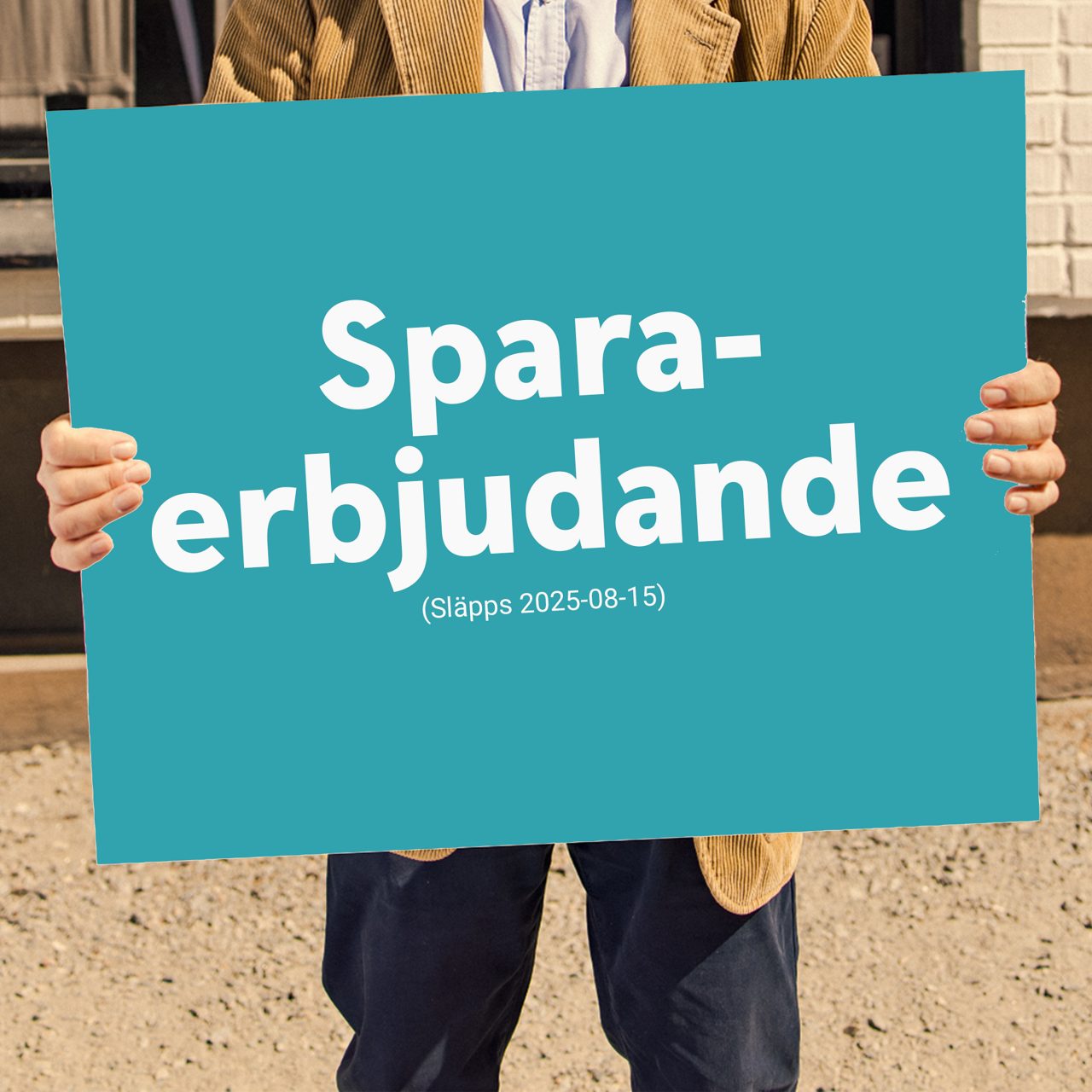 Man i kavaj håller ett plakat som det står sparaerbjudande på