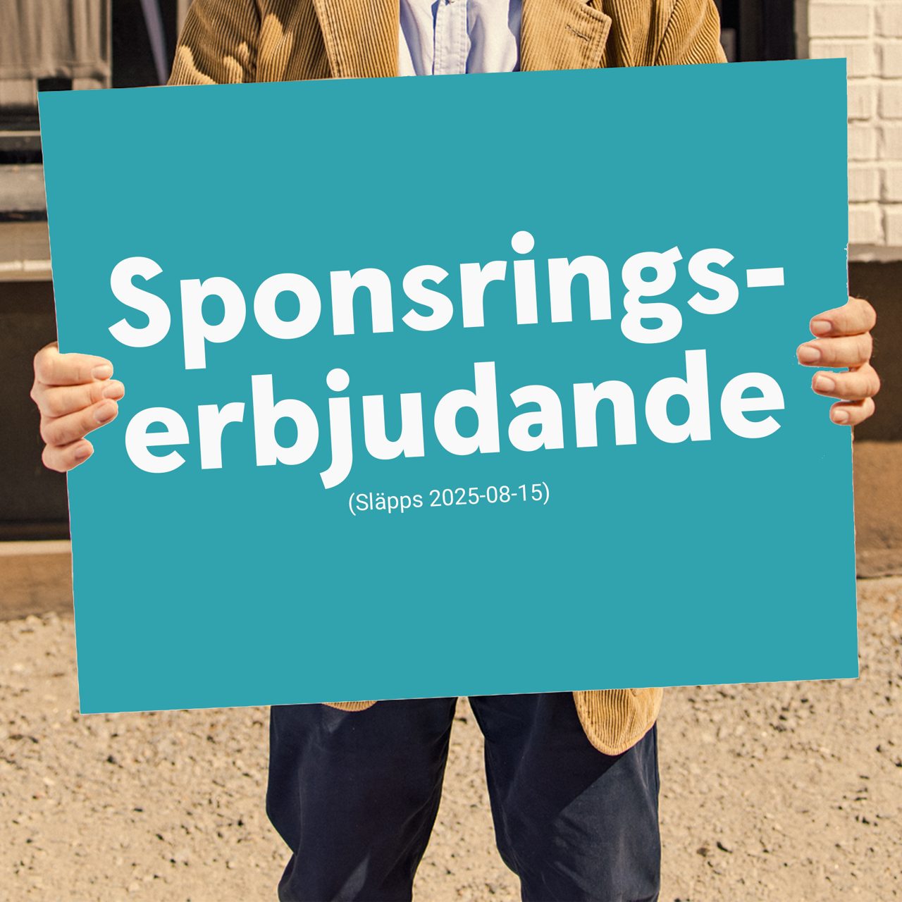 Man i kavaj håller ett plakat som det står sponsringserbjudande på