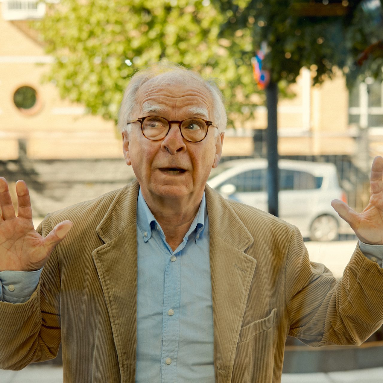 Man trycker sin näsa hårt mot ett fönster och tittar nyfiket in