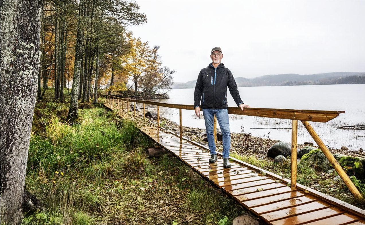 Man vid vandringsled i Torpa