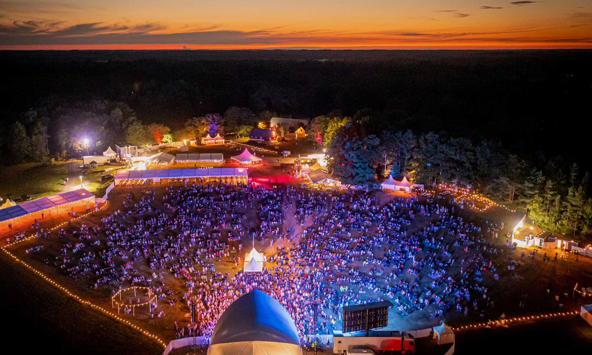 En bild som visar festivalområdet på Torsjö Live på kvällen. 