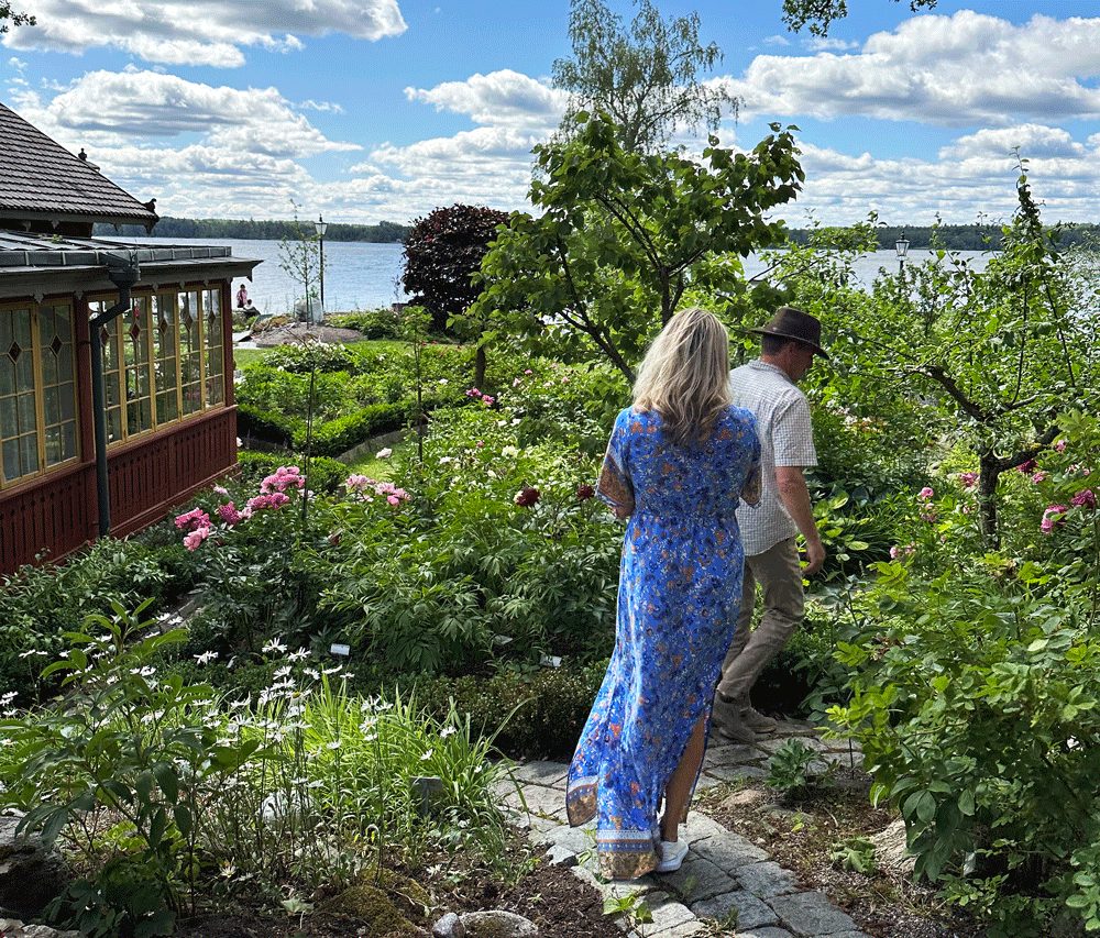 Bild från Hammartorps trädgård med vy ner mot sjön Erken.