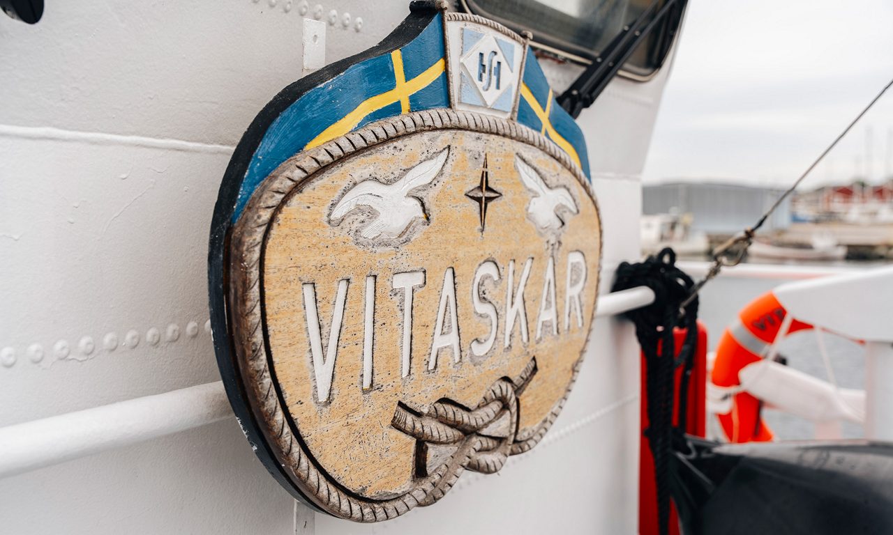 Träskylten i fören på Vitaskär