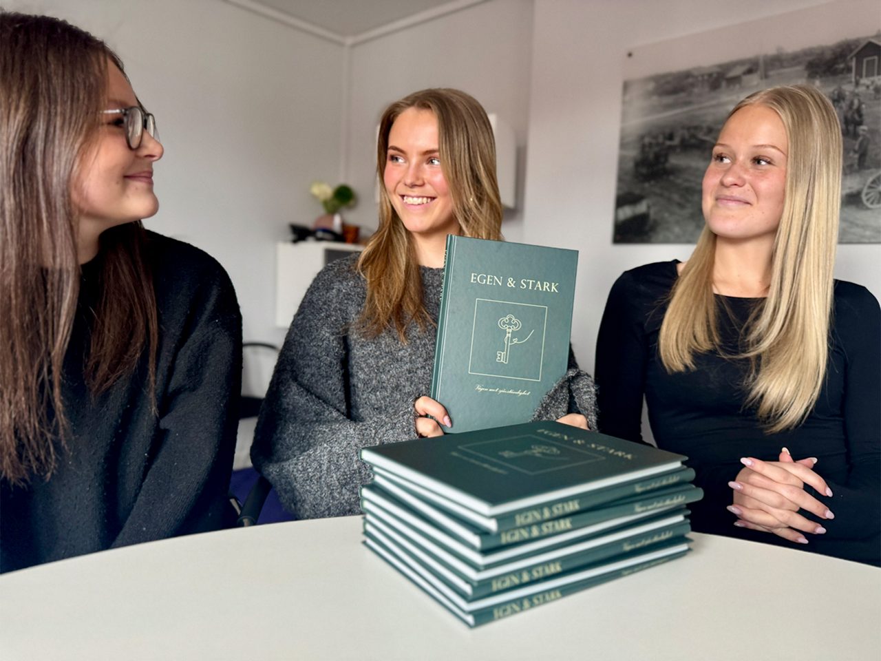 UF-företaget visar upp sin bok.