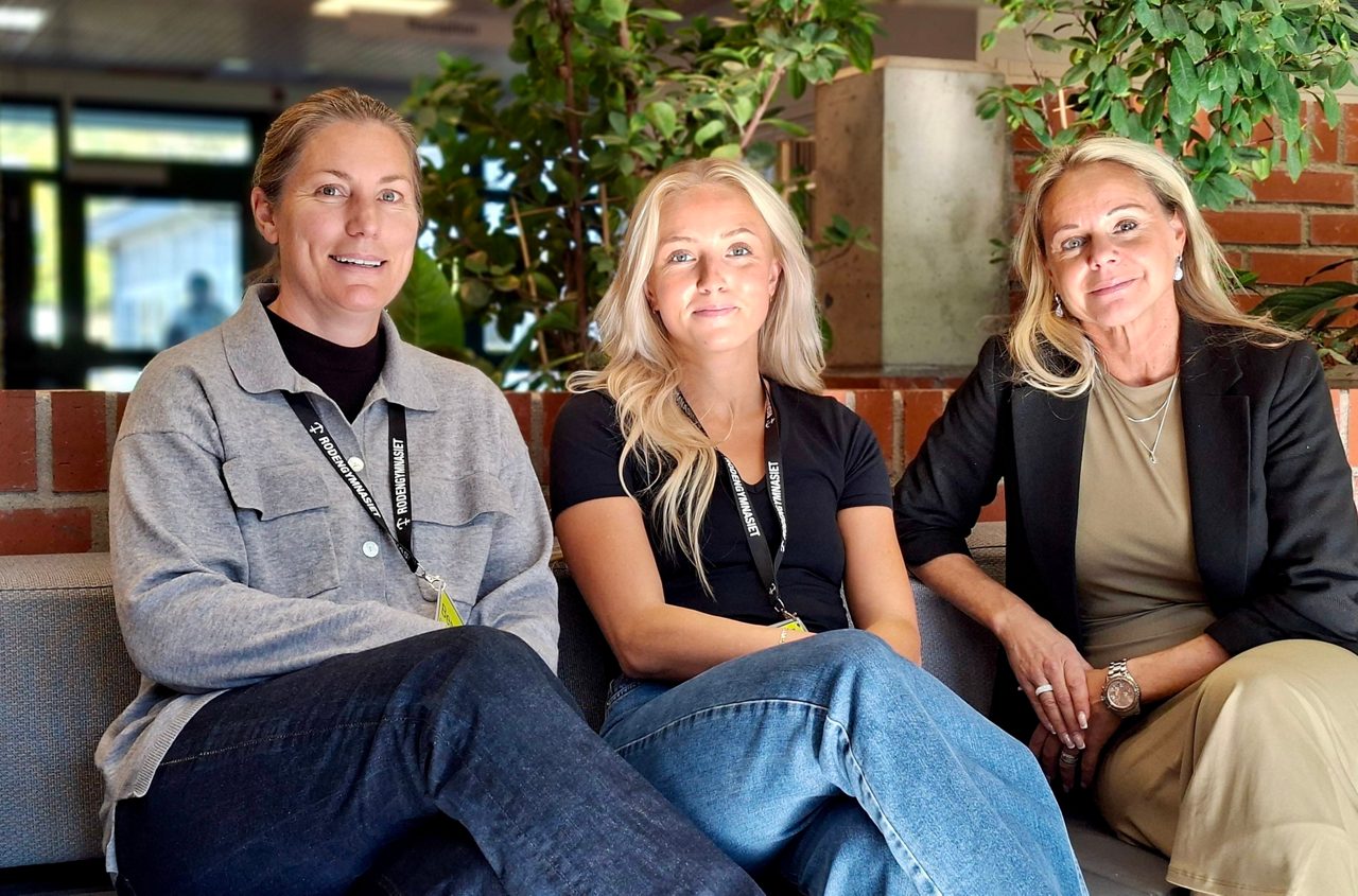 Bild på tre personer som sitter på en bänk