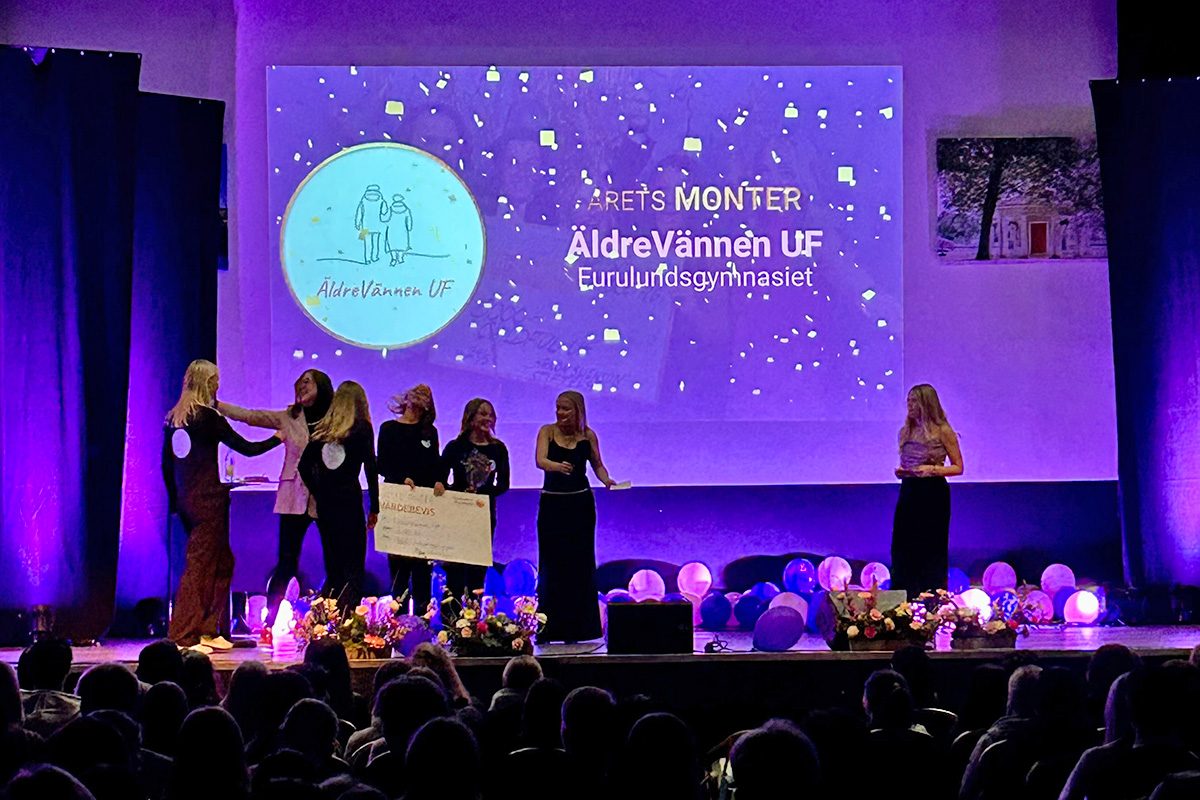 UF-företag tar emot pris på scenen vid UF-mästerskapen