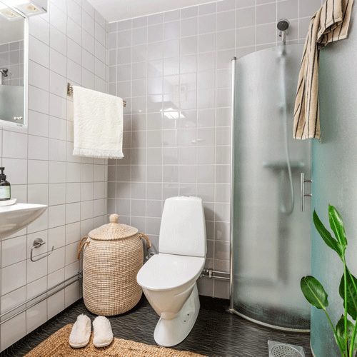 Bild på ett badrum i Sparbankshuset på Campus Roslagen