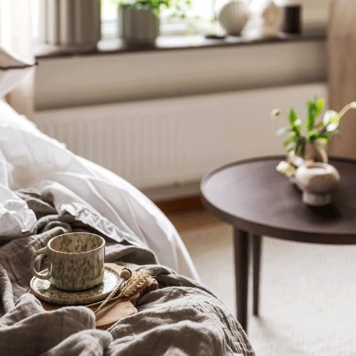 Detaljbild på ett bord och en soffa från en ungdomslägenhet i Sparbankshuset på Campus Roslagen