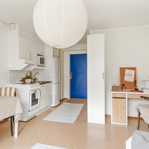 Bild på köksdelen i en ungdomslägenhet i Sparbankshuset på Campus Roslagen