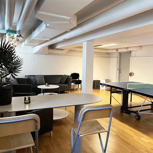 Bild på uppehållsrum med pingisbord på Campus Roslagen